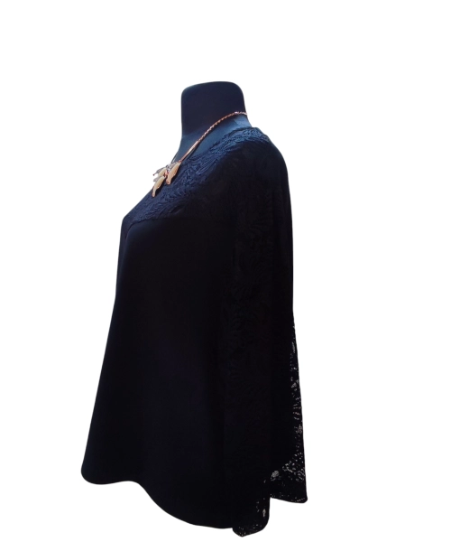 Elegancka czarna bluzka z koronkowym rękawem - Maxi rozmiar